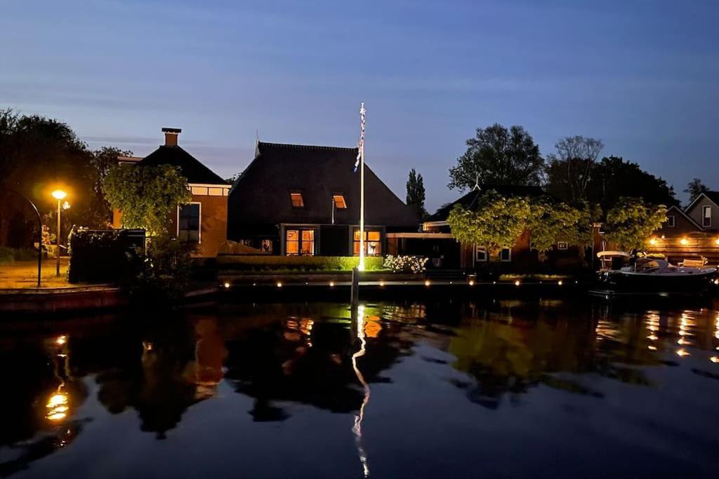 Puur Eastermar - Monumentaal, Authentiek En Luxe Koetshuis Aan Open Vaarwater Met Jacuzzi En Sauna 우스터미어 외부 사진