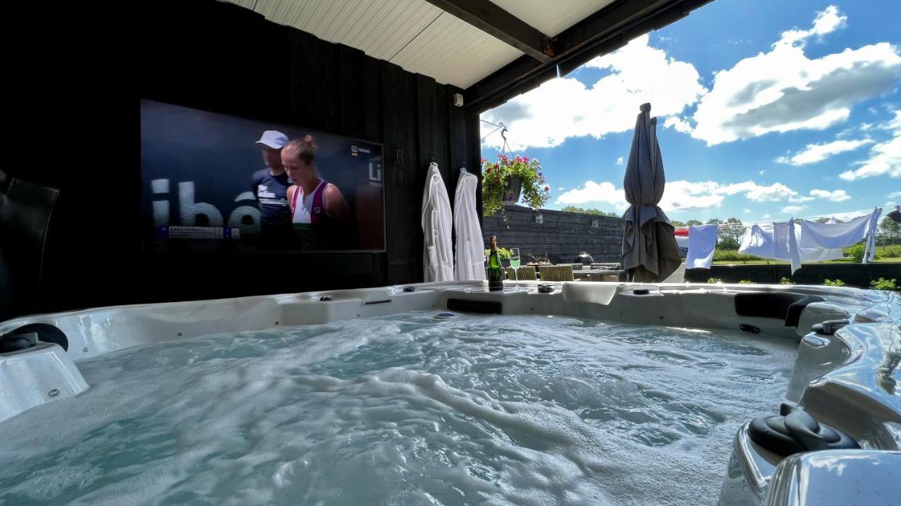 Puur Eastermar - Monumentaal, Authentiek En Luxe Koetshuis Aan Open Vaarwater Met Jacuzzi En Sauna 우스터미어 외부 사진