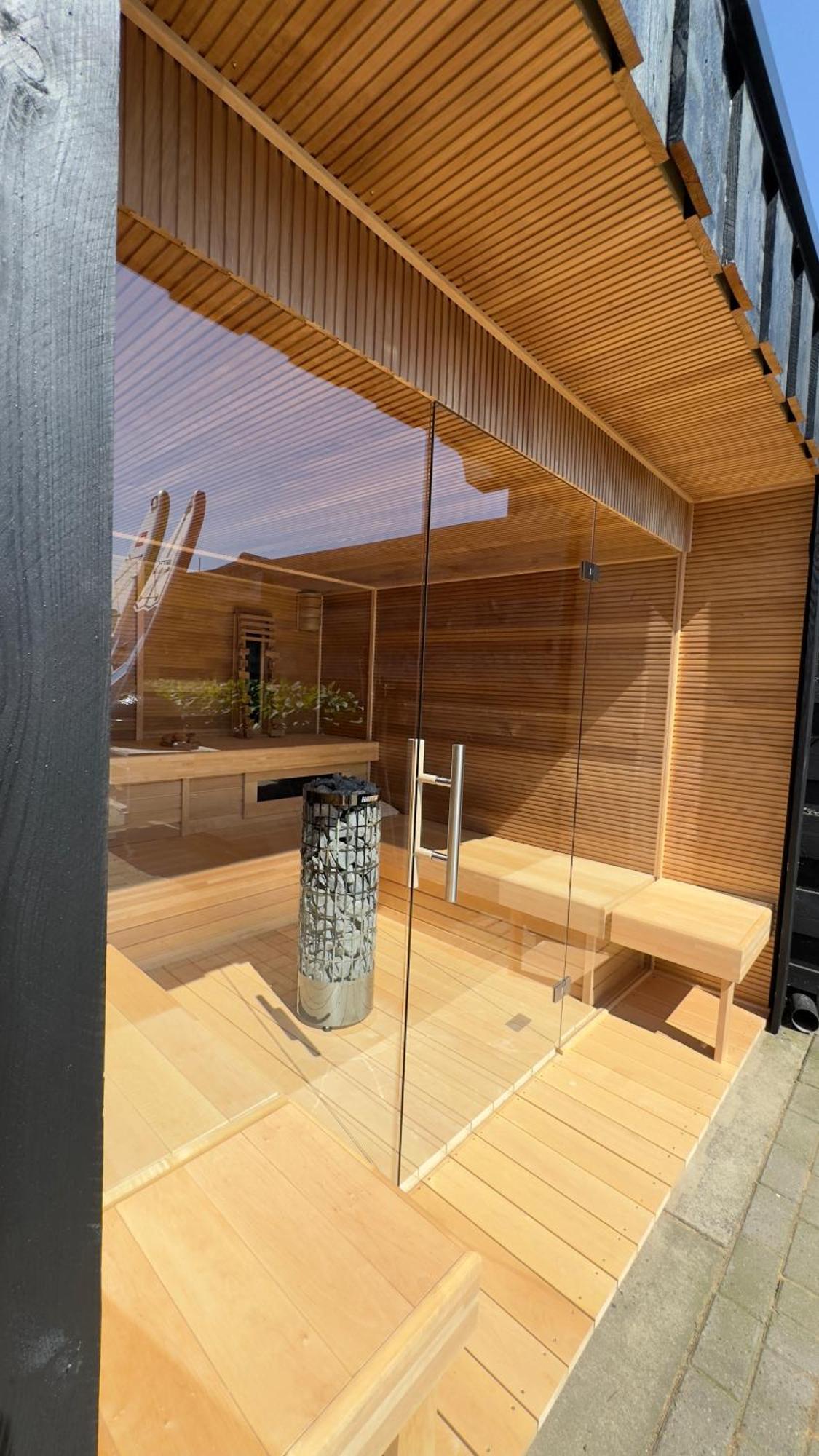 Puur Eastermar - Monumentaal, Authentiek En Luxe Koetshuis Aan Open Vaarwater Met Jacuzzi En Sauna 우스터미어 외부 사진