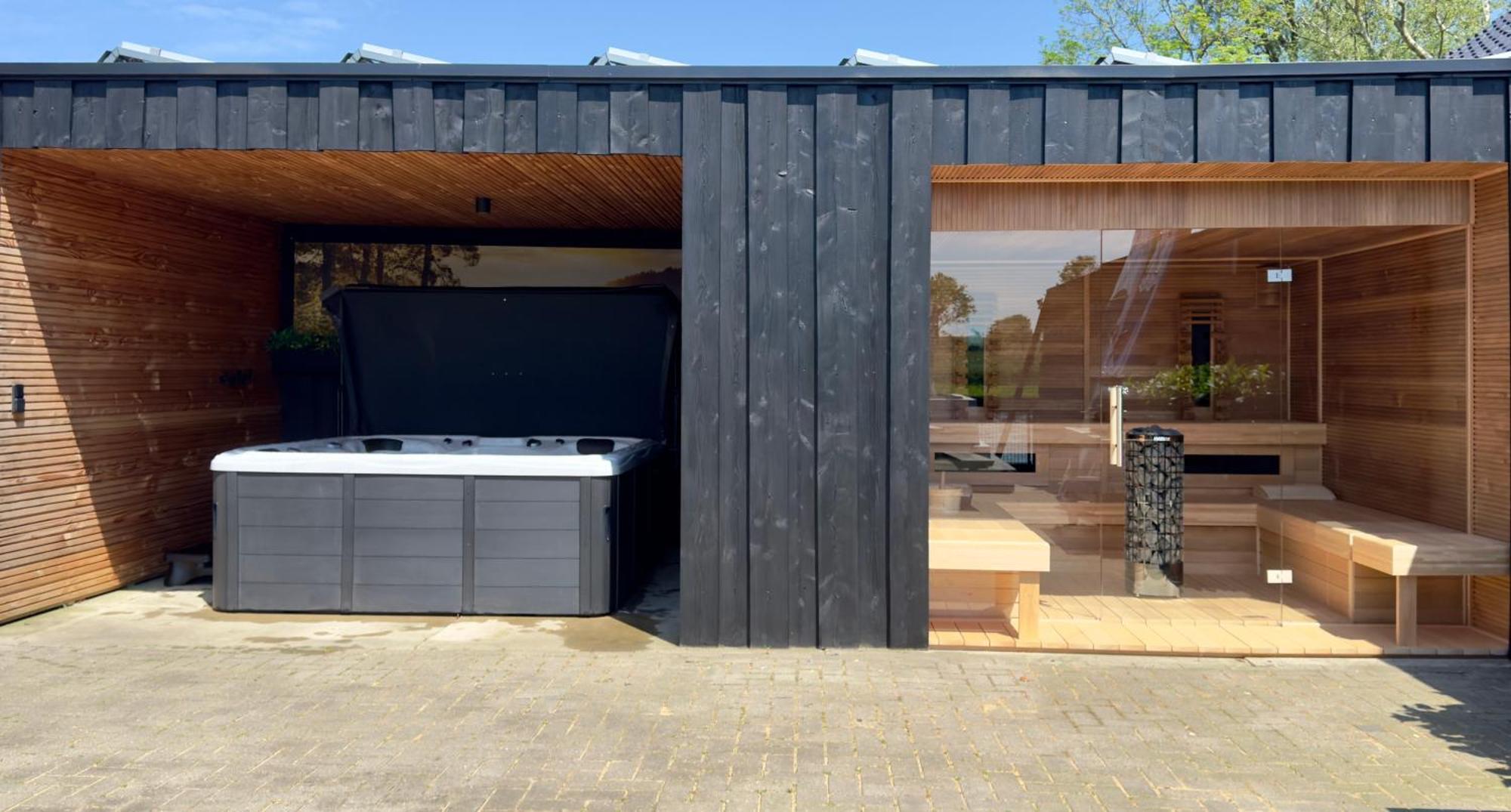 Puur Eastermar - Monumentaal, Authentiek En Luxe Koetshuis Aan Open Vaarwater Met Jacuzzi En Sauna 우스터미어 외부 사진
